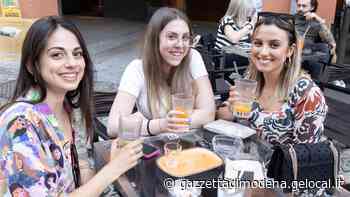 Modena. Tavolini sotto le stelle, un sabato da tutto esaurito - La Gazzetta di Modena
