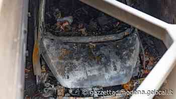 Modena Danno fuoco a una macchina in via Sigonio. Via alle indagini - La Gazzetta di Modena