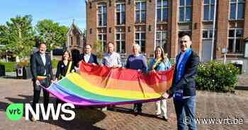 Finalist Mister Gay Belgium hijst regenboogvlag in Beernem - VRT NWS