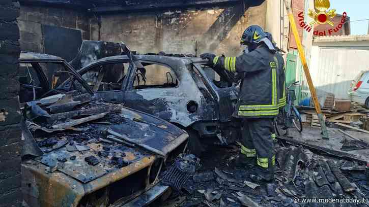 Incendio a Ravarino, distrutta una rimessa con tre mezzi - ModenaToday