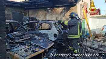 Rogo in un garage a Ravarino: 3 auto bruciate Timore per le bombole di gas - La Gazzetta di Modena
