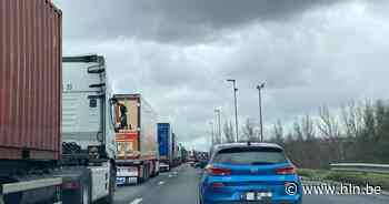 Middenrijstrook versperd op E17 ter hoogte van Parking Nazareth - Het Laatste Nieuws