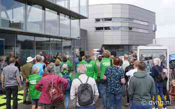 Demonstratie op Groningen Airport Eelde in volle gang. Tientallen mensen voeren actie om overlast en vervuiling door vliegverkeer tegen te gaan - Dagblad van het Noorden