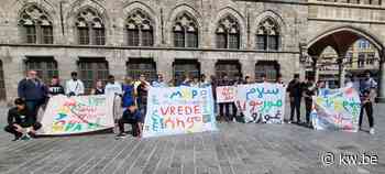 Leerlingen van OKAN-klassen uit Kortemark ontvouwen doeken met vredesboodschap op Ieperse Grote Markt - KW.be - KW.be