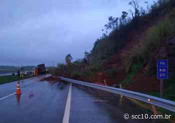 Barreira desmorona na BR-101, em Imbituba - Portal SCC10