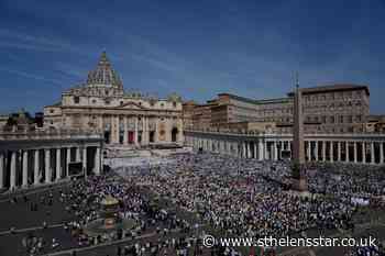 Pope rallies from knee pain to proclaim 10 saints - St Helens Star