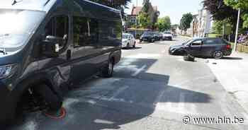 Bestelwagen en personenwagen botsen, een inzittende overgebracht naar ziekenhuis - Het Laatste Nieuws