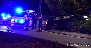 Bestuurder onder invloed die auto bovenop rotonde 'parkeert' krijgt jaar alcoholslot - Het Laatste Nieuws