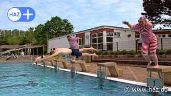 Hemmingen: Jan Dingeldey (CDU) eröffnet mit Hechtsprung Freibadsaison in Arnum - HAZ