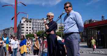 Minister Bart Somers spreekt in Antwerpen Oekraïense demonstranten tegen Russische invasie moed in - Het Laatste Nieuws