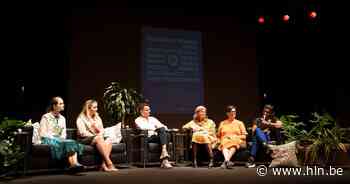 Studenten zitten samen met Jinnih Beels over welkomstrituelen - Het Laatste Nieuws