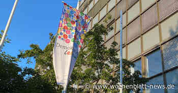 Landkreis Ravensburg zeigt „Flagge für Demokratie“ am Tag des Grundgesetzes - WOCHENBLATT