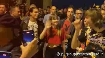 Maneskin, folla in delirio all'arrivo della band a Trani per la sfilata di Gucci - Gazzetta del Sud