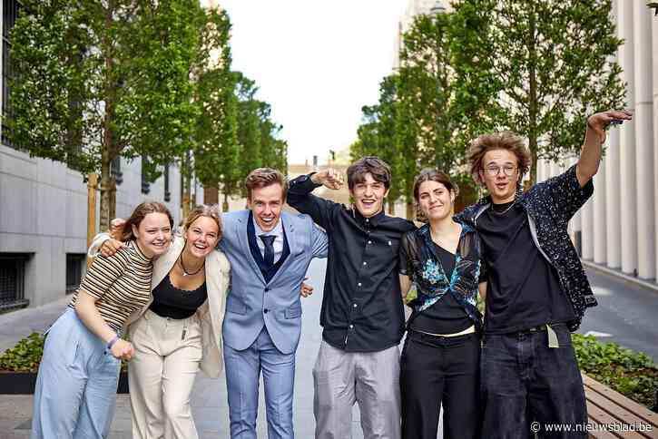 Zes leerlingen uit Sint-Pieterscollege zijn ‘Mini-onderneming van het Jaar’ met gerecycleerde skateboards: “Als dat kapot is, wordt er doorgaans niets mee gedaan”