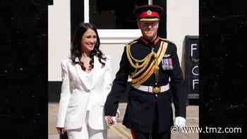 Prince Harry and Meghan Markle Look-Alikes Visit Windsor Castle