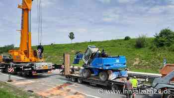 Lkw-Anhänger stürzt auf A94 bei Töging um – Fahrbahn muss ausbessert werden