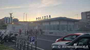 In fila prima dell’alba per fare il passaporto: «Trovare un posto è quasi impossibile» - Il Tirreno