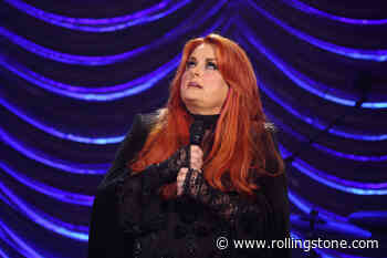 Wynonna Judd Sings at Her Mother Naomi’s Public Memorial Service