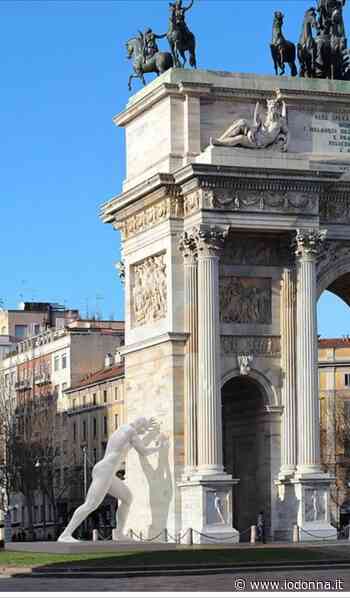 Che cosa significa il gigante di resina all'Arco della Pace a Milano? - Io Donna
