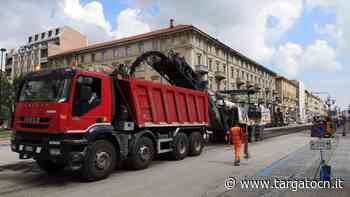 A Cuneo l'arrivo di una tappa del Giro d'Italia: si riasfalta il centro per la volata dei ciclisti [FOTO] - TargatoCn.it