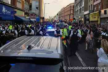 Hundreds confront immigration raid on delivery riders in Hackney - Socialist Worker