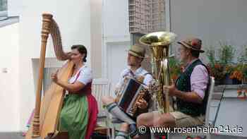 „Volksmusik im Brunnenhof“: Aufgspuit mit der Mitterberg Musi im Kurpark Bad Aibling
