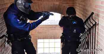 Politie houdt tactische oefeningen aan oude kleuterschool in Winkelomheide - Het Laatste Nieuws