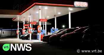 Toneelstuk in echt tankstation in Genk: “De acteurs lopen tussen de echte klanten door” - Vlaamse Radio- en Televisieomroeporganisatie