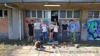 Giarre, volontari ripuliscono lo stadio di atletica invaso dalle erbacce - Gazzettinonline