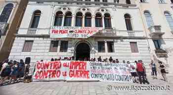 Cento attivisti dei Centri sociali occupano il palazzo della Fondazione dell'oligarca russo Mikhelson - ilgazzettino.it