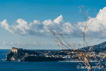 Abbattuti manufatti abusivi su spiaggia Bacoli dopo 50 anni - Agenzia ANSA