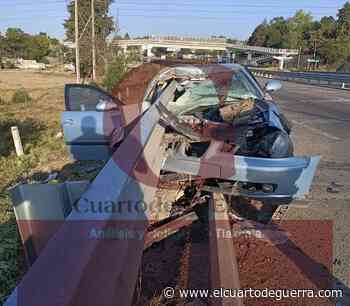 Queda auto destrozado al incrustarse en barra metálica, en la Tlaxcala-Apizaco - El Cuarto de Guerra