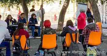 A Catania tetto della scuola crollato e fondi congelati. I liceali fanno lezione in piazza Dante - Il Fatto Quotidiano