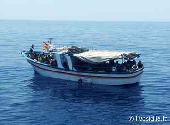 Reparto Mobile di Catania, agenti salvano immigrati stipati in un barcone - Livesicilia.it
