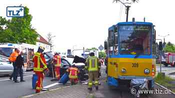 Unfall in Gotha: Straßenbahn stößt auf Kreuzung frontal mit Audi zusammen - Thüringische Landeszeitung