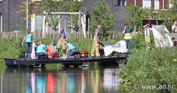 Omstanders halen jongetje uit water en beginnen reanimatie, kind met spoed naar ziekenhuis - AD.nl