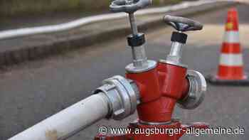 Wasserfontäne schießt aus Hydrant und überflutet Keller in Ludwigsfeld