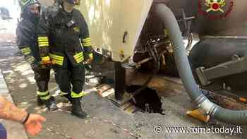 Macchina asfaltatrice sprofonda in una voragine a Roma Nord