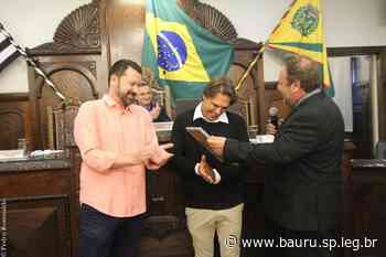 Guilherme Berriel entrega Moção de Aplauso à Ticomia - Câmara Municipal de Bauru