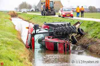 Tractor belandt in sloot bij Schraard – 112 Fryslân - 112 Fryslân