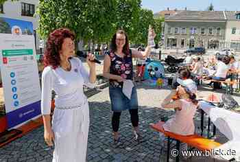 Gesellige Brunch-Runden am Sonntag vor Rathaus in Treuen | blick.de - Vogtland - Blick.de