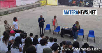 Matera: Ornella, ispettore superiore della Polizia di Stato, incontra questi alunni. Le foto - Matera News