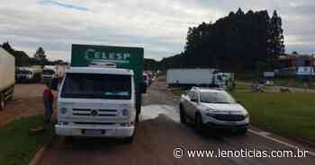Dois caminhões se envolvem em colisão em Faxinal dos Guedes - Lê Notícias