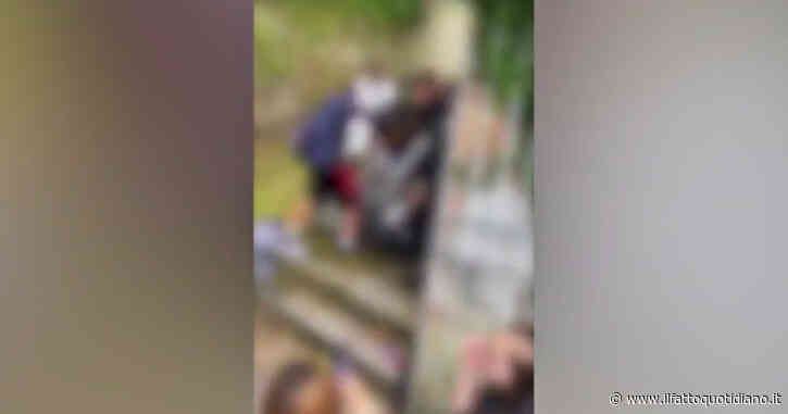 Pietrasanta, calci e insulti razzisti contro un migrante: denunciati sei giovani (cinque minori). Il video dell’aggressione