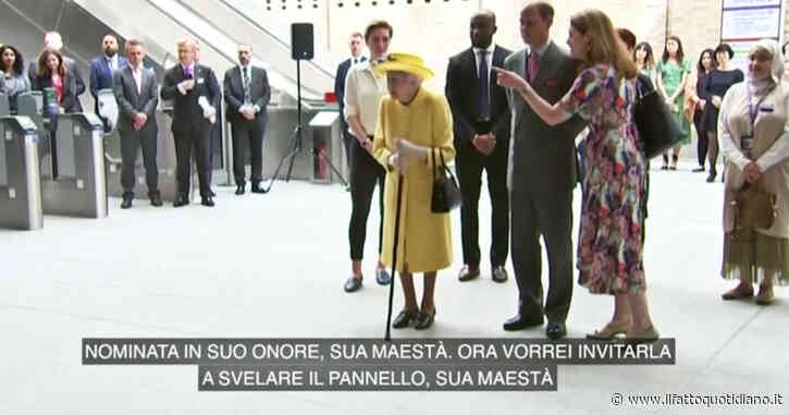 La regina Elisabetta compare a sorpresa davanti alle telecamere: eccola all’inaugurazione della nuova metro a lei intitolata – Video