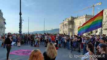 Un centinaio di persone in piazza a Trieste per dire basta all’omolesbobitransofobia - Il Piccolo