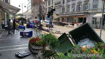 Monfalcone, automobile si schianta sui cassonetti della spazzatura - Il Piccolo