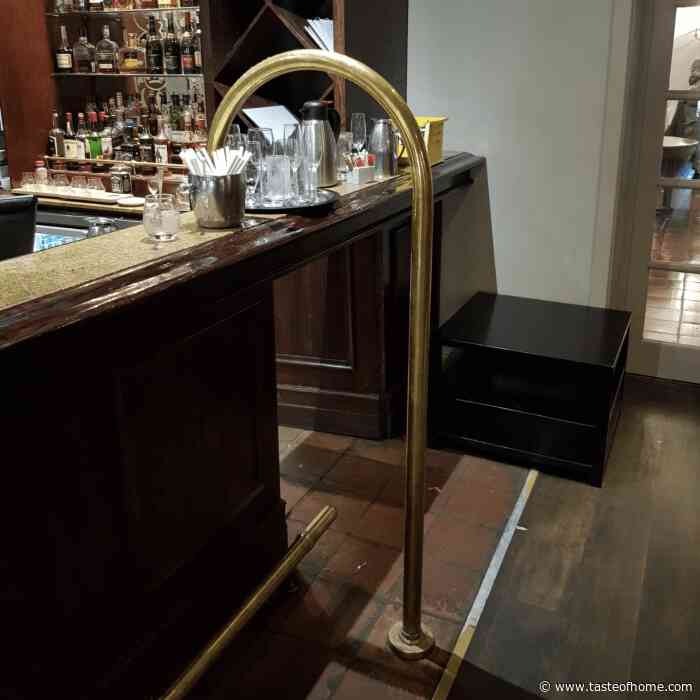 If You See This Metal Bar at a Restaurant, This Is What It’s For