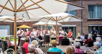 Gregoriusgilde zingt Dendermondse liedjes voor bewoners rusthuis Kasteelhof - Het Laatste Nieuws