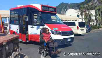 Disabile a Capri: il bus è nuovo e non riesce a far salire la carrozzina, Christian resta a terra - La Repubblica